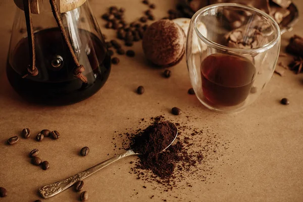 Glasschale Mit Frischem Kaffee Gerösteten Bohnen Gemahlenem Kaffee Auf Löffel — Stockfoto