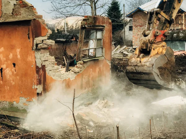 Дроблення Руйнування Будинку Екскаватор Знищує Цегляний Будинок Землі Сільській Місцевості — стокове фото