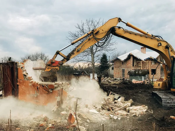 Casa Aplastante Colapso Excavadora Destruyendo Casa Ladrillo Tierra Campo Bulldozer —  Fotos de Stock