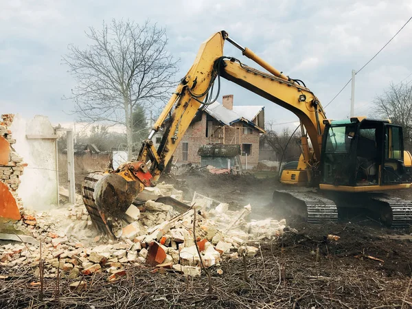 Casa Aplastante Colapso Excavadora Destruyendo Casa Ladrillo Tierra Campo Bulldozer —  Fotos de Stock