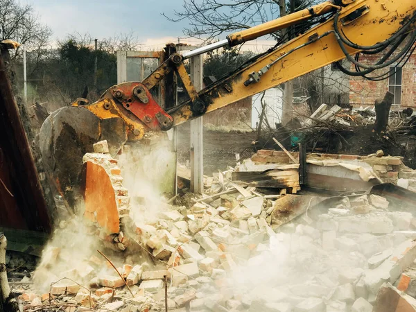 Rozdrcení Zhroucení Domu Vykopávač Ničí Cihlový Dům Venkově Buldozer Vyklízí — Stock fotografie