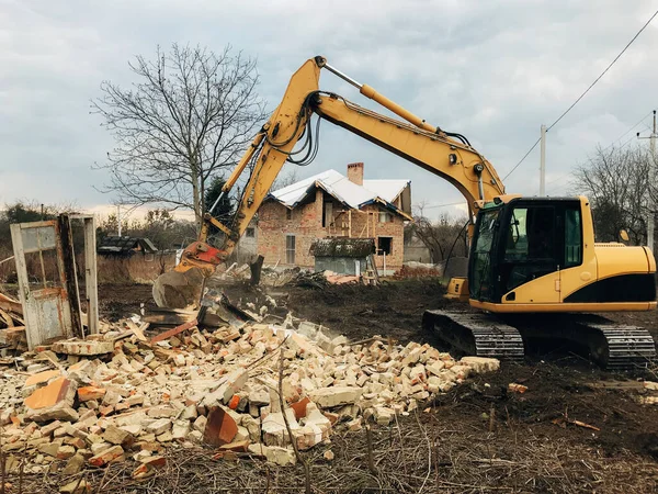 Excavadora Destruyendo Casa Ladrillo Tierra Campo Bulldozer Despejar Tierra Ladrillos —  Fotos de Stock