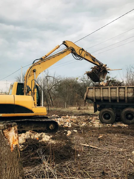 Buldozer Vyklízí Půdu Starých Cihel Betonu Zdí Špínou Odpadky Batoh — Stock fotografie