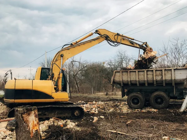 Buldozer Vyklízí Půdu Starých Cihel Betonu Zdí Špínou Odpadky Batoh — Stock fotografie