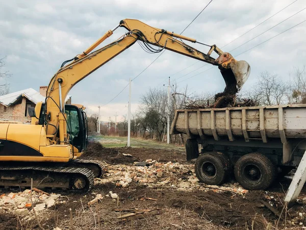 Buldozer Vyklízí Půdu Starých Cihel Betonu Zdí Špínou Odpadky Batoh — Stock fotografie