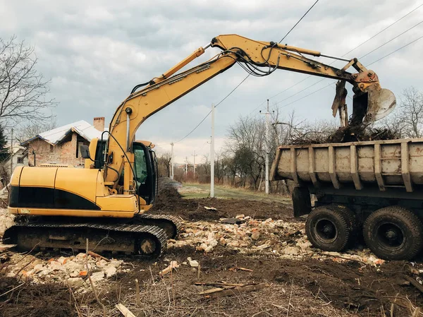 Buldozer Vyklízí Půdu Starých Cihel Betonu Zdí Špínou Odpadky Batoh — Stock fotografie