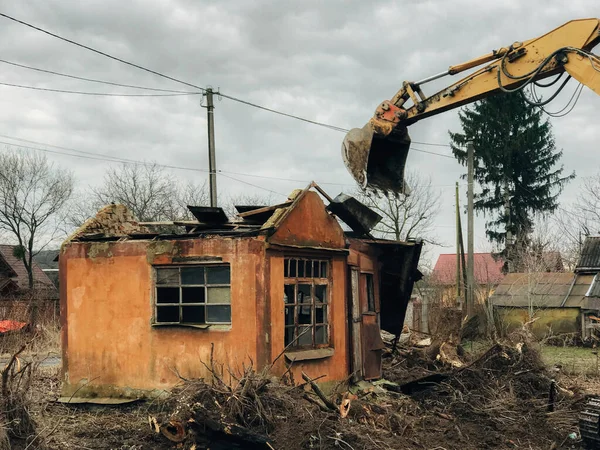 Екскаватор Знищує Цегляний Будинок Землі Сільській Місцевості Бульдозер Розчищає Землю — стокове фото