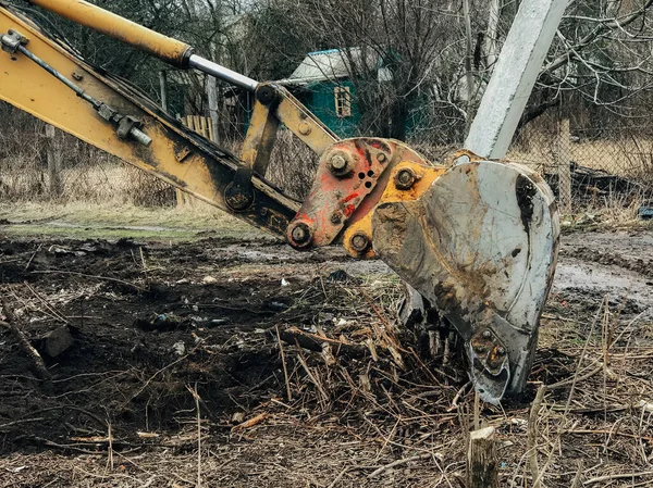 Vykopávač Kácející Stromy Venkově Buldozer Odstraňuje Půdu Starých Stromů Kořenů — Stock fotografie