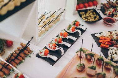 Noel yemeği ziyafeti. Lezzetli İtalyan şarküterisi, prosciutto aperatifleri, peynir ve zeytin, restorandaki düğün resepsiyonunda aperatifler. Lüks yemek servisi.