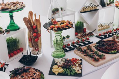 Noel yemeği ziyafeti. Lezzetli İtalyan şarküterisi, prosciutto aperatifleri, peynir ve zeytin, restorandaki düğün resepsiyonunda aperatifler. Lüks yemek servisi.