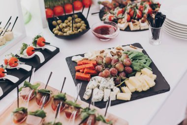 Noel yemeği ziyafeti. Lezzetli İtalyan şarküterisi, prosciutto aperatifleri, peynir ve zeytin, restorandaki düğün resepsiyonunda aperatifler. Lüks yemek servisi.