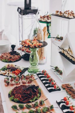 Noel yemeği ziyafeti. Lezzetli İtalyan şarküterisi, prosciutto aperatifleri, peynir ve zeytin, restorandaki düğün resepsiyonunda aperatifler. Lüks yemek servisi.