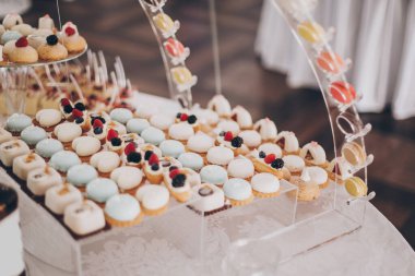 Lokantadaki düğün resepsiyonunda meyveli, bademli, pastalı ve kurabiyeli leziz kremalı tatlılar. Lüks yemek servisi. Düğün şekeri..