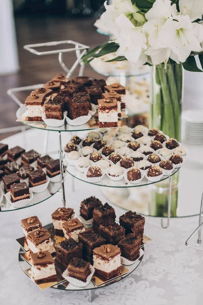 Düğün Çikolatası Lokantadaki Düğün Resepsiyonunda Lezzetli Çikolatalı Tatlılar Pastalar Kurabiyeler — Stok fotoğraf
