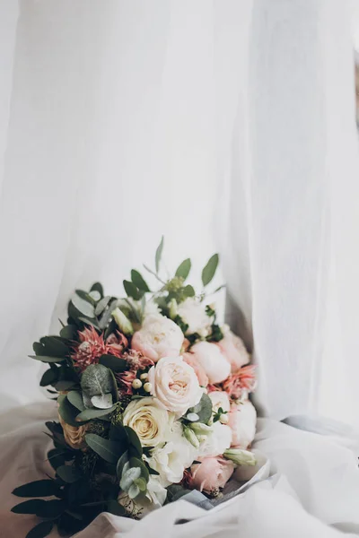 Moderner Hochzeitsstrauß Stilvoller Hochzeitsstrauß Aus Rosa Rosen Und Grünem Eukalyptus — Stockfoto