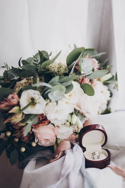 현대의 부케와 결혼반지 은으로 결혼반지와 분홍빛 장미와 나무의 아름다운 꽃다발 — 스톡 사진