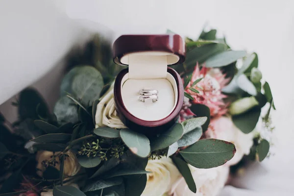 Концепція Шлюбу Розлучення Срібні Обручки Стильний Сучасний Весільний Букет Рожевих — стокове фото
