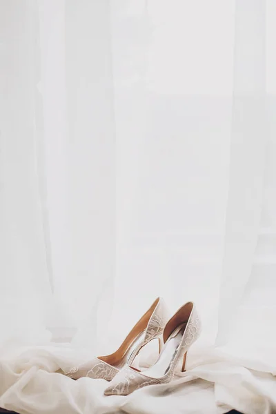 Elegante Luxo Bege Sapatos Com Padrão Floral Rendas Janela Sapatos — Fotografia de Stock