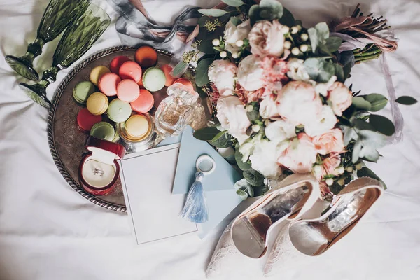 현대의 결혼반지 초대장 맛있는 마카롱 과하얀 침대에 샴페인용 결혼식 준비나 — 스톡 사진