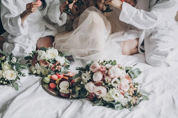 在新娘和伴娘的背景下 现代婚纱 婚戒和美味的金银花在白色的床上庆祝 婚礼准备或新娘淋浴 — 图库照片