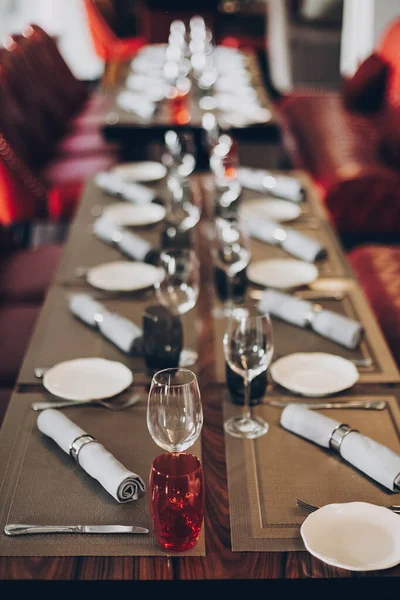 Ajuste Mesa Roja Lujo Recepción Restaurante Para Fiesta Vino Boda — Foto de Stock