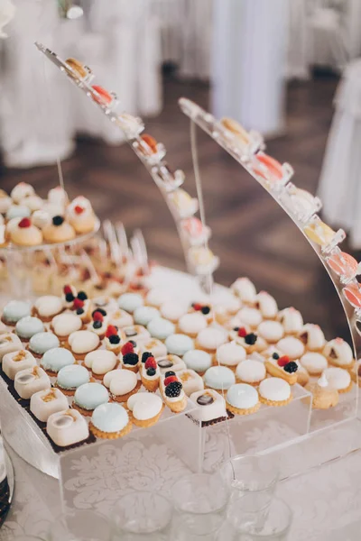 Barra Chocolate Casamento Deliciosas Sobremesas Cremosas Com Frutas Macarons Bolos — Fotografia de Stock