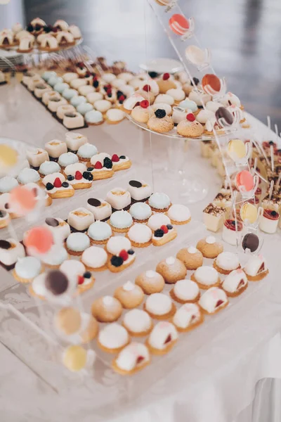 Deliciosas Sobremesas Cremosas Com Frutas Macarons Bolos Biscoitos Mesa Recepção — Fotografia de Stock