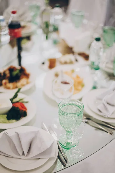 Establecimiento Mesa Lujo Recepción Restaurante Elegantes Copas Para Vino Plato — Foto de Stock