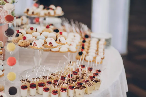 Esküvői Csoki Finom Krémes Desszertek Gyümölcsökkel Panna Cotta Sütemények Sütemények — Stock Fotó