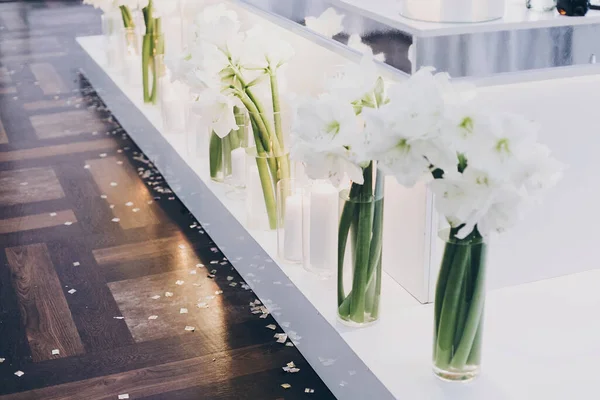 식당에서의 현대적 결혼식 피로연 아름다운 백합화 식탁에 현대식 백합초가 스러운 — 스톡 사진