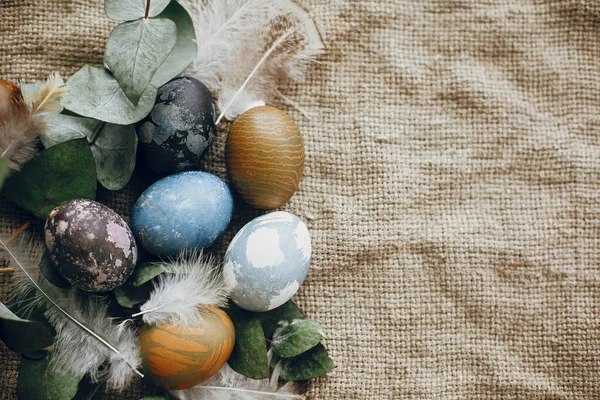 Stylish Easter Eggs Rustic Nest Feathers Rustic Table Natural Dyed — Stock Photo, Image