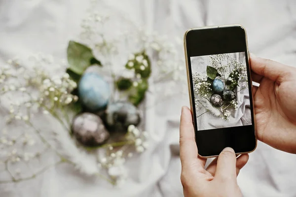 Auf Einem Rustikalen Tisch Mit Weißen Frühlingsblumen Lagen Hände Die — Stockfoto