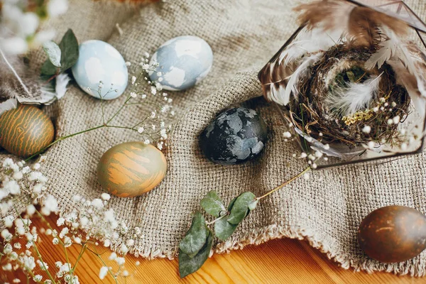 Elegante Uovo Pasqua Nido Moderno Con Piume Tavolo Rustico Uova — Foto Stock