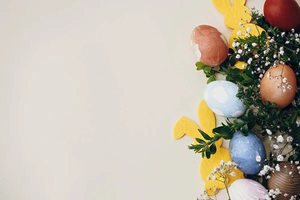 スタイリッシュなイースターエッグ 黄色のウサギ 黄色の紙の春の花 テキストのためのスペース 天然染めのイースターエッグとウサギの装飾 ハッピーイースター — ストック写真