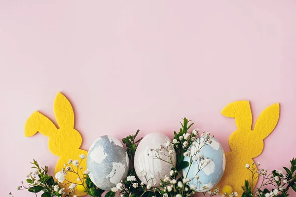 复活节快乐色彩艳丽的彩蛋 黄色的兔子 粉色的春花平铺在粉红的纸桌上 空旷的文字空间 天然染色的复活节彩蛋和兔子装饰品 玩牌游戏 — 图库照片