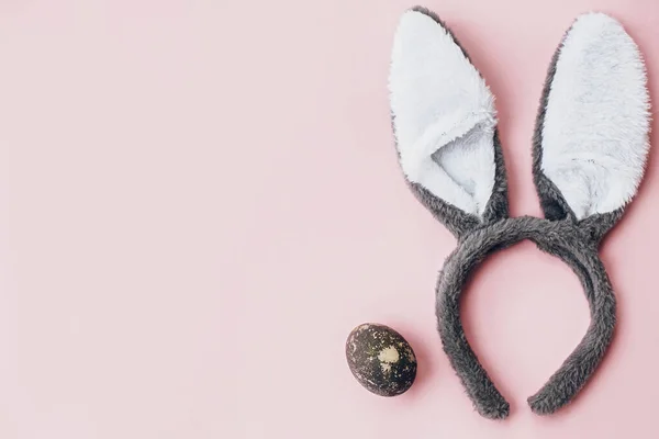 时尚的复活节彩蛋和兔子耳朵平铺在粉红色的墙纸上 并留有复制空间 天然染色的大理石彩蛋和灰色兔子耳朵 献上节日的问候 — 图库照片