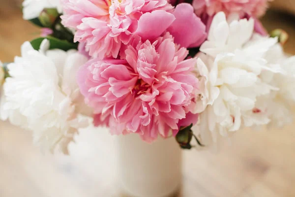 Prachtig Pioenenboeket Moderne Vaas Stijlvolle Roze Witte Pioenrozen Houten Ondergrond — Stockfoto