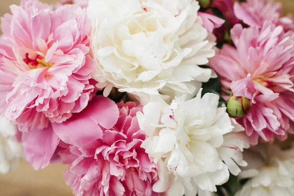 Boldog Anyák Napját Üdvözlőlap Gyönyörű Bazsarózsa Csokor Napsütésben Stílusos Rózsaszín — Stock Fotó