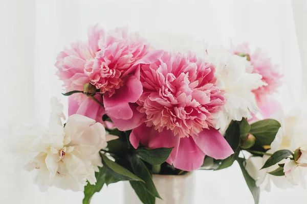 Стильні Рожеві Білі Півонії Вазі Привіт Весна Прекрасний Півоній Букет — стокове фото