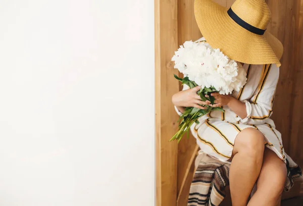 Mulher Boho Elegante Chapéu Segurando Buquê Peônia Branca Fundo Madeira — Fotografia de Stock