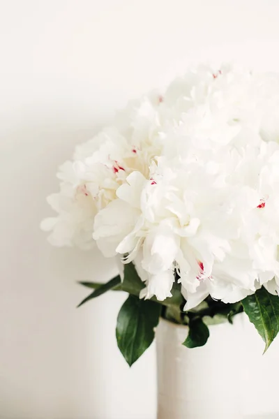 Lovely Peony Bouquet Close White Wall Background Stylish White Peonies — Stock Photo, Image