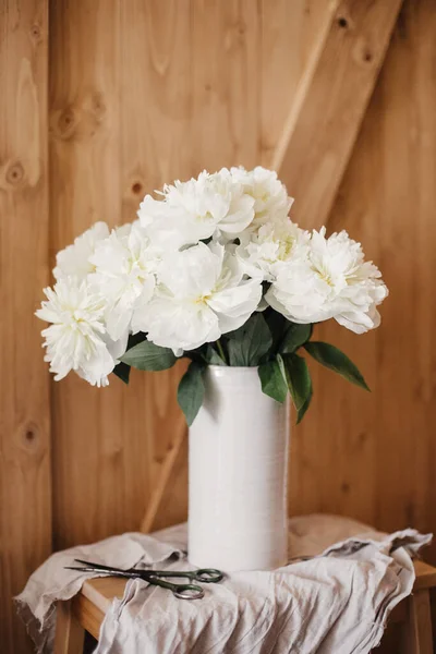 Stijlvol Pioenenboeket Witte Keramische Vaas Linnen Doek Met Schaar Rustieke — Stockfoto