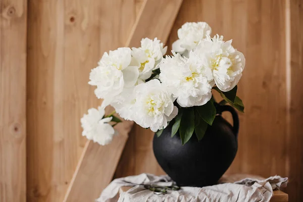 Happy Mothers Day Stilvoller Pfingstrosenstrauß Schwarzer Tonvase Auf Leinenstoff Mit — Stockfoto