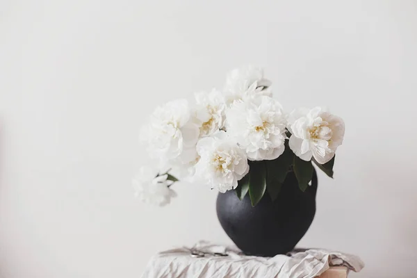 Peonías Blancas Naturaleza Muerta Rural Elegante Ramo Peonía Jarrón Arcilla —  Fotos de Stock