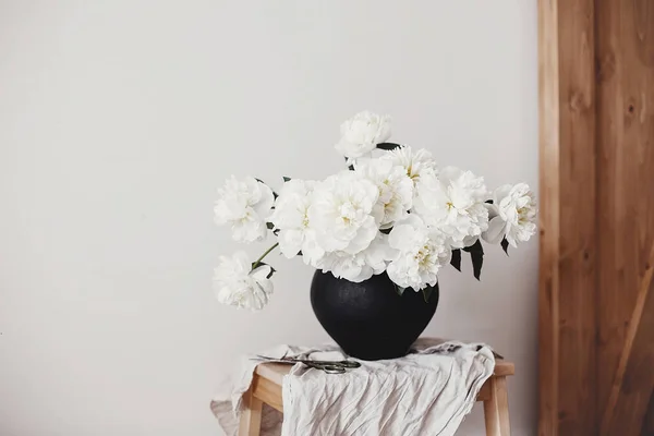 Peoni Putih Masih Hidup Pedesaan Stylish Peony Buket Dalam Vas — Stok Foto