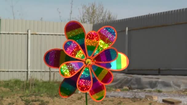 Kinder Windturbine Spinner Draait Tegen Achtergrond Van Een Hek Van — Stockvideo