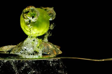 Elma suda ıslatın ve reflrction ve splash 