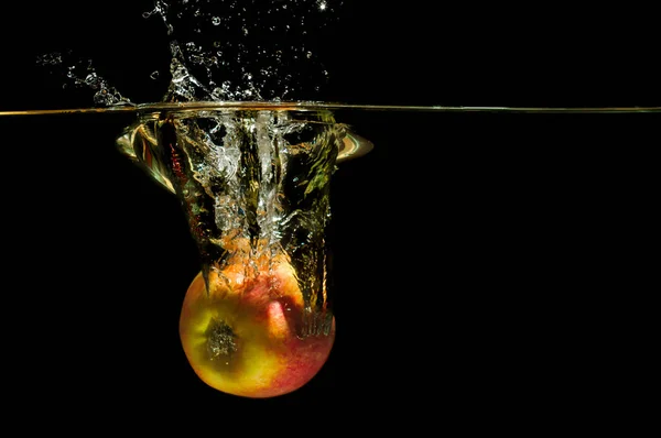 Jabłka w wodzie z reflrction i splash — Zdjęcie stockowe