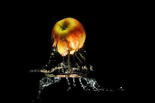 Pommes dans l'eau avec réflexion et éclaboussure — Photo