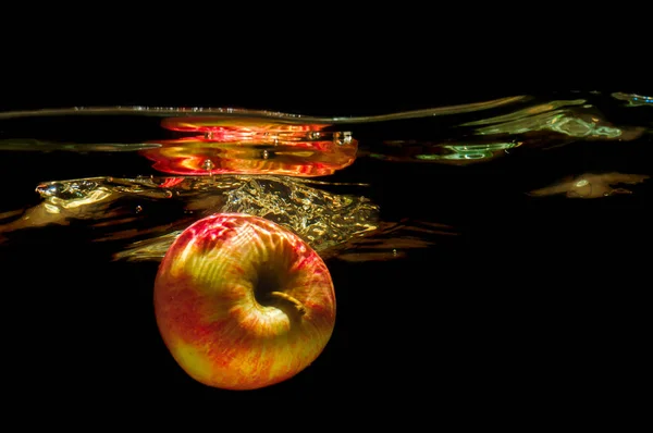 Pommes dans l'eau avec réflexion et éclaboussure — Photo